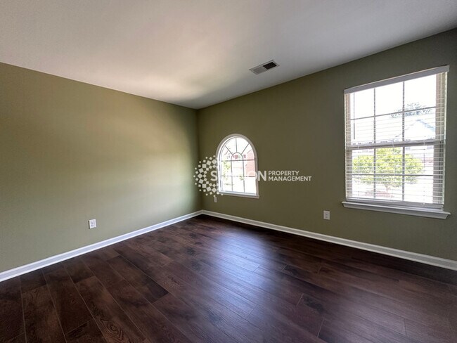 Building Photo - Updated 3 Bedroom Townhome in Bryant Park