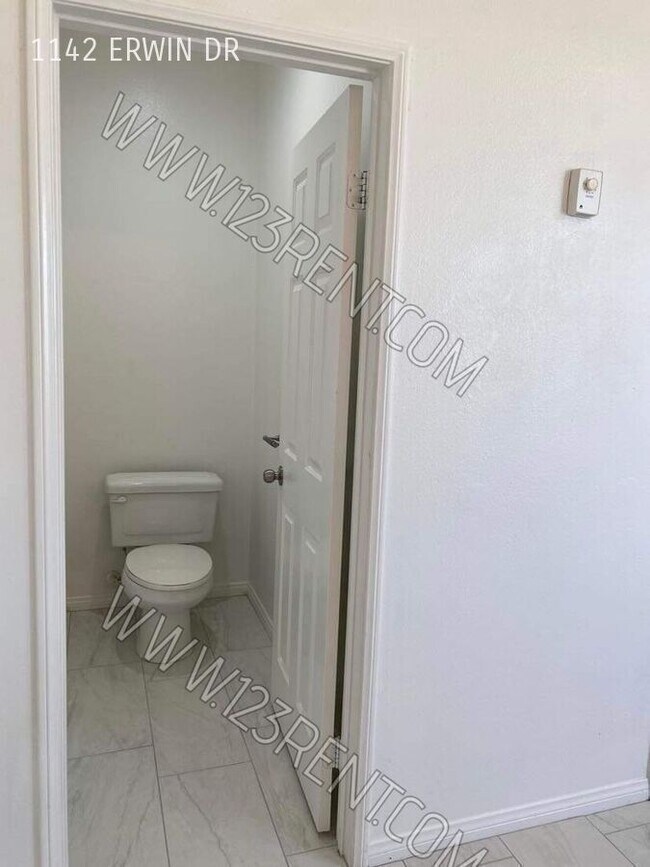 Building Photo - 1142 Erwin Dr