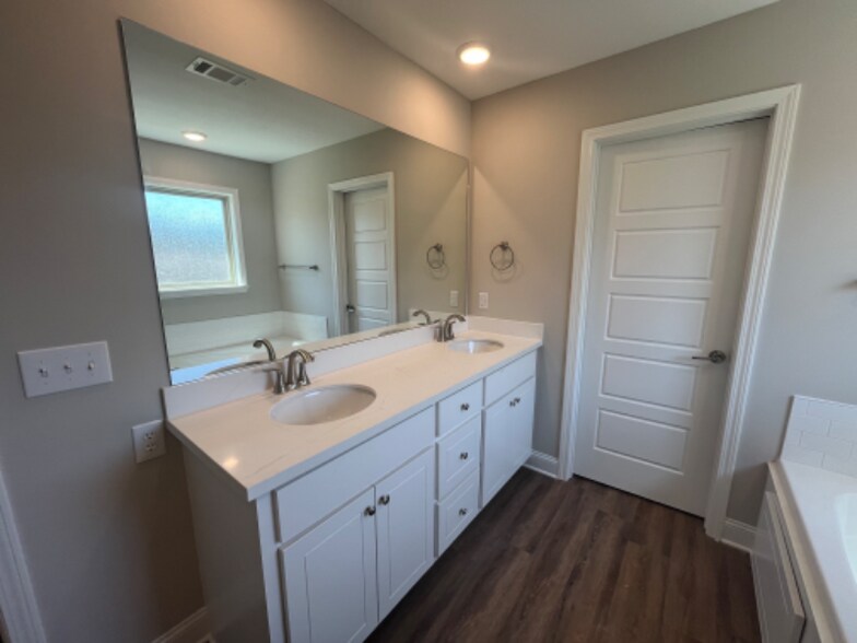 Building Photo - 492 Silver Hill Dr