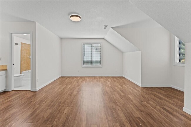 Building Photo - Beautifully renovated 4-bdrm, 2-bath Tuala...