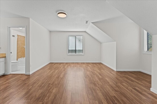 Building Photo - Beautifully Renovated 4-Bedroom, 2-Bath Ho...