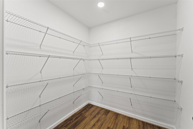 Building Photo - 4826 Brooklawn Dr