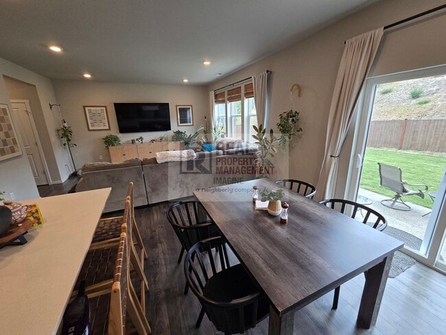 Building Photo - Check Out This Beautiful 4 Bedroom, 2.5 Bath Home!