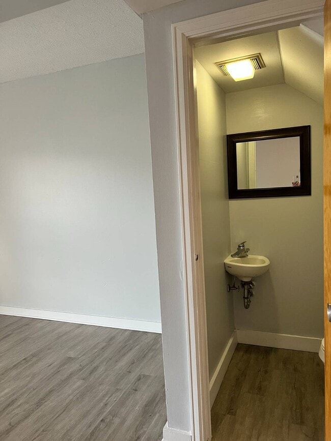 Building Photo - 13 N College St