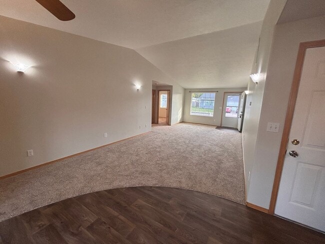 Building Photo - Spacious 3 Bedroom 2 bathroom Duplex