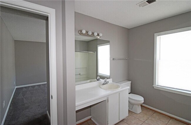 Building Photo - 957 Oak St SW