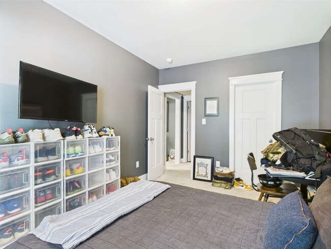 Building Photo - Spacious 5-Bedroom Colonial Home for Rent ...