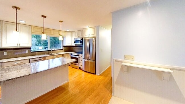 Building Photo - Beautiful Home with 4 Bedrooms and 2 Bathrooms Available in September!