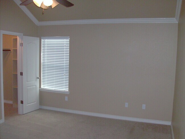 Building Photo - Beautiful 2 bed/2 bath off of Bunny Trail ...