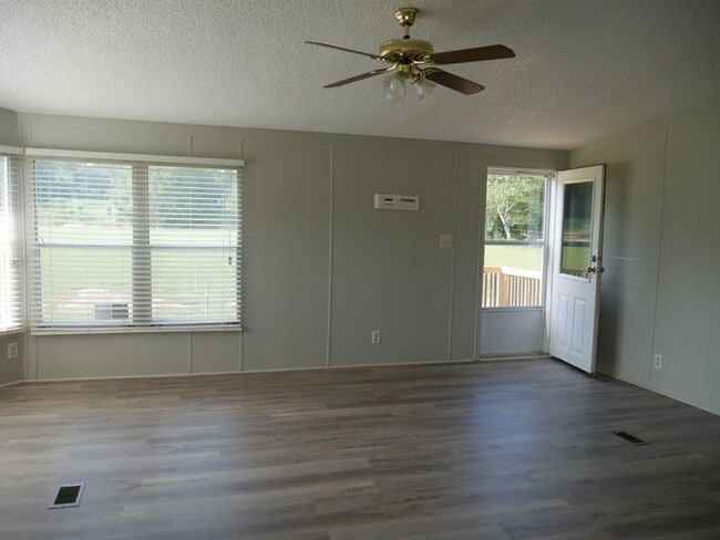 Building Photo - Adorable mobile home in Quitman