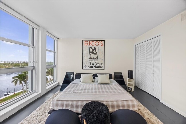 Building Photo - 5055 Collins Ave