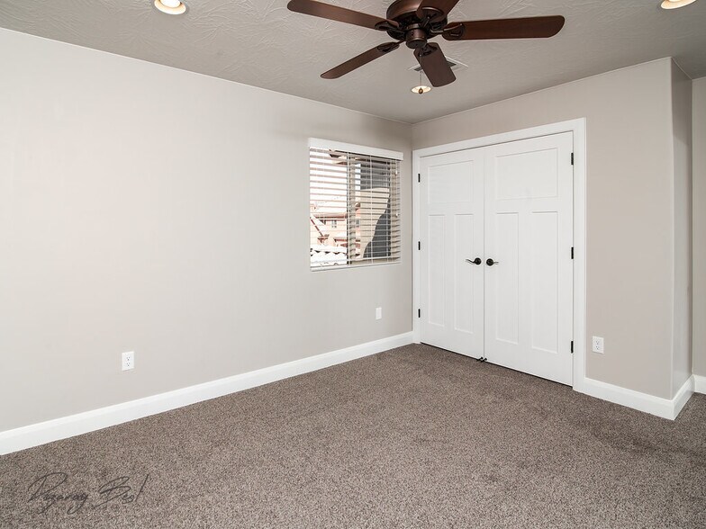 Building Photo - 325 N Red Stone Rd