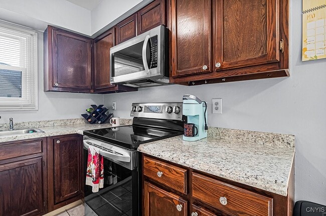 Building Photo - 9395 Pine Grove Ln