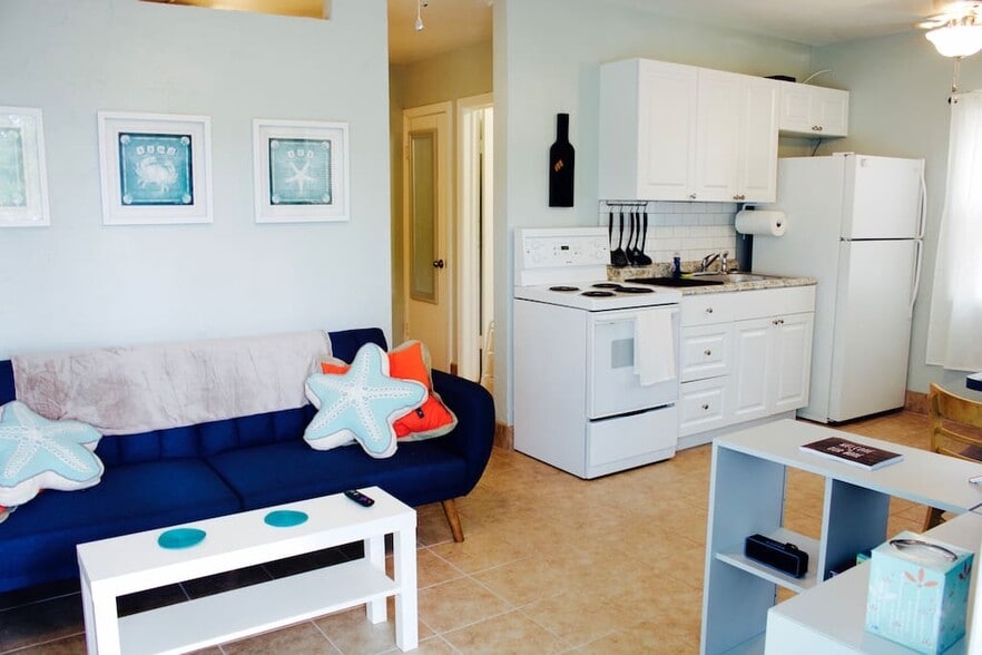 Building Photo - 5009 TANGERINE AVE S