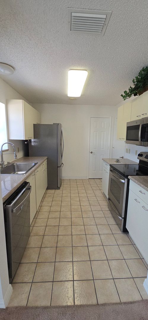 Building Photo - Prime Location – Just Minutes from Lake Sumter Landing and Spanish Springs!