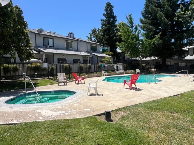 Building Photo - NICE 3 BEDROOM, 2.5 TOWNHOUSE W/ 2 CAR GAR...