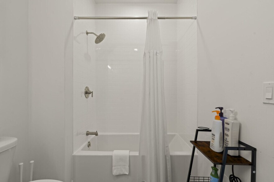 Building Photo - 501 N Perth St