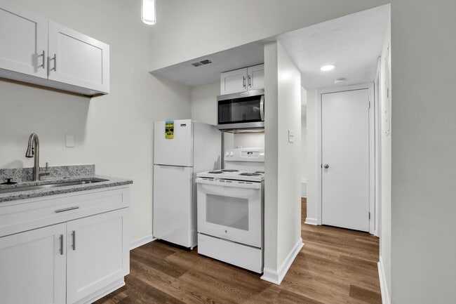 Building Photo - Almost New & Ready for you! Lovely 1 Bedroom/1 Bath Condo