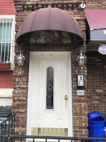 Building Photo - 422 Monroe St