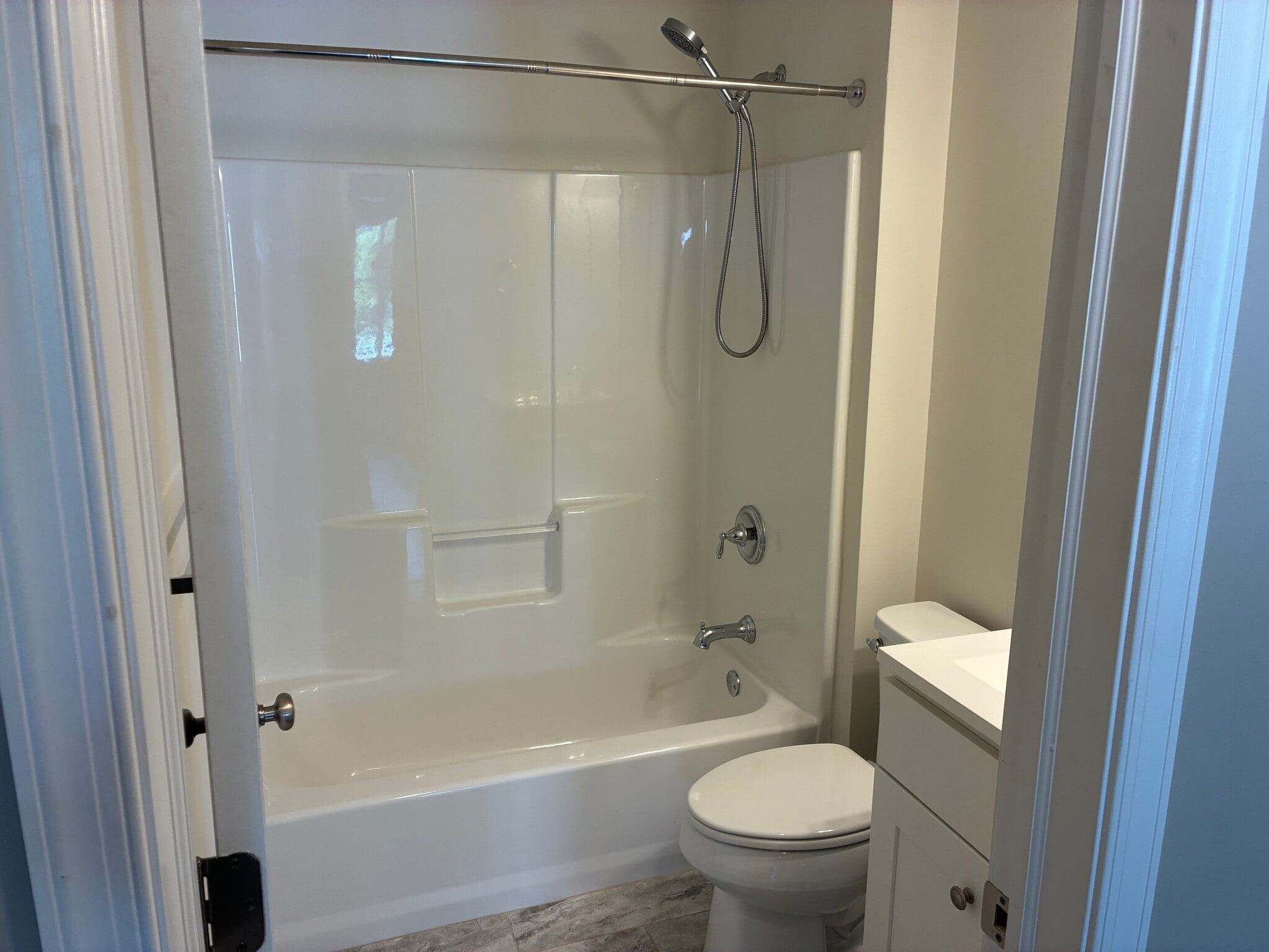 Building Photo - 605 Apple St