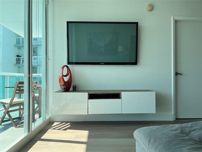 Building Photo - 1800 N Bayshore Dr