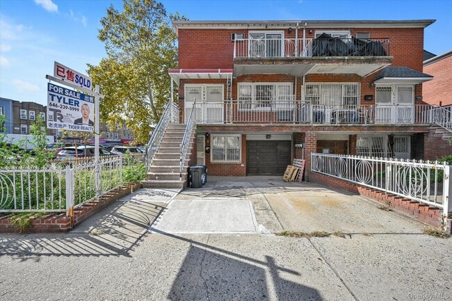 Building Photo - 1684 W 9th St