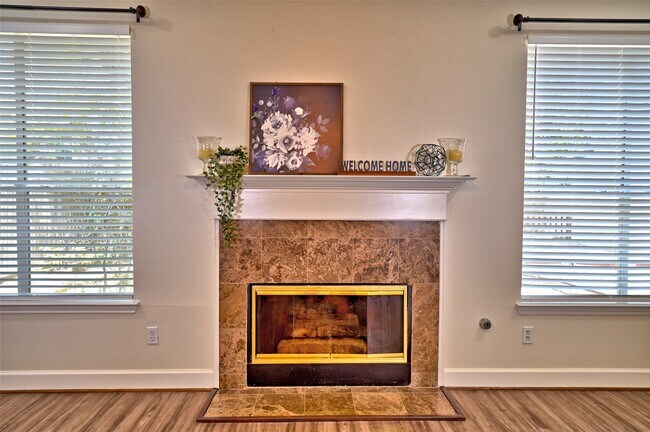 Building Photo - 15810 Hollow Rock Dr