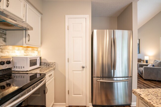 Building Photo - FURNISHED RENTAL FOR 3-12 MONTHS AVAILABLE MID-MARCH 2026