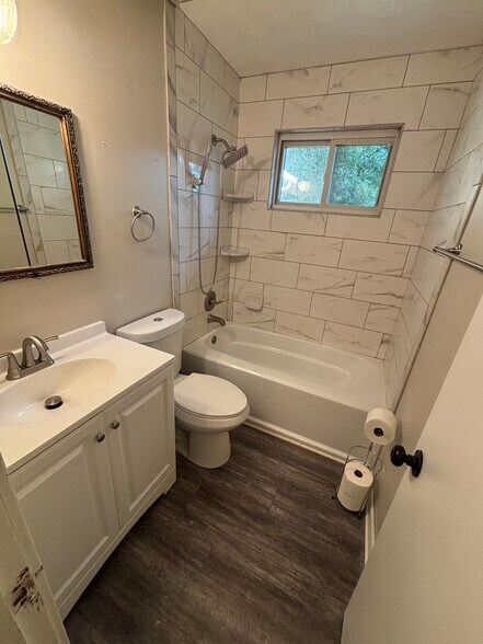 Full Bath - 2925 Stanwix Ln