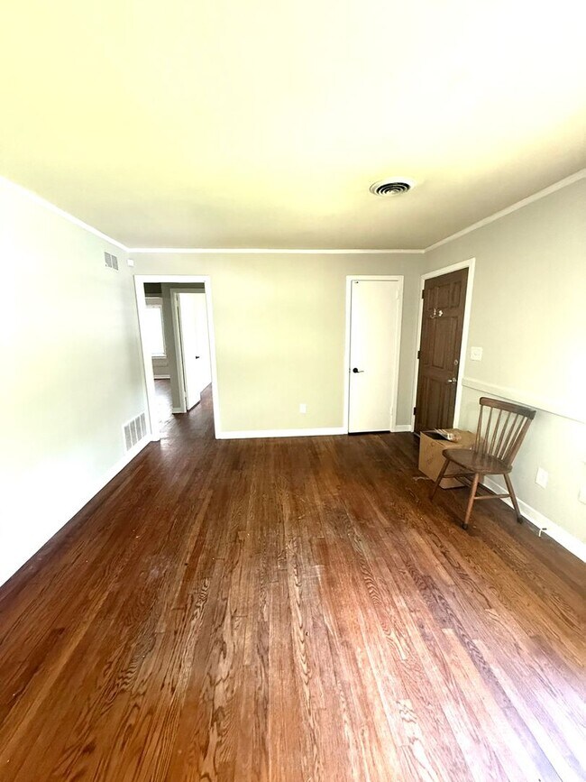 Building Photo - ** 3 bed 1 bath located in Forest Hills **...
