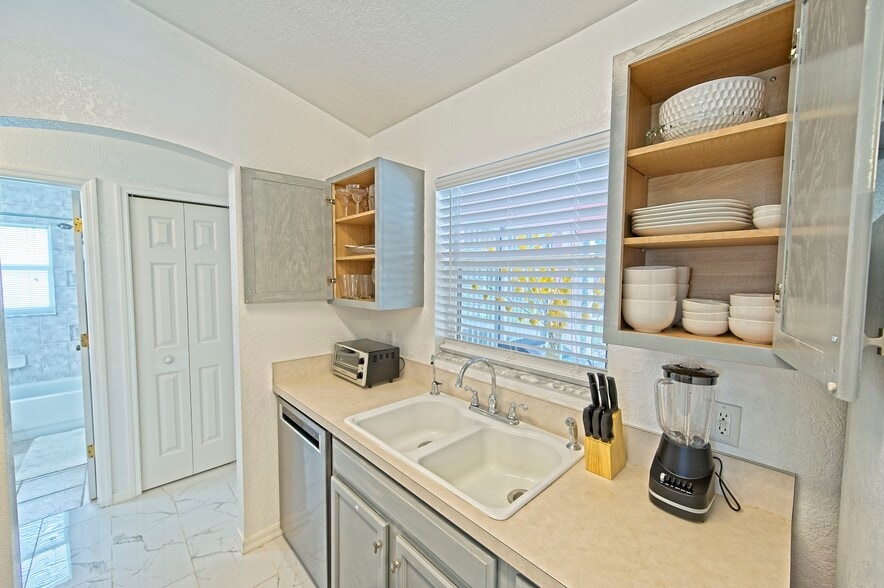 Building Photo - 3620 Candia Ave