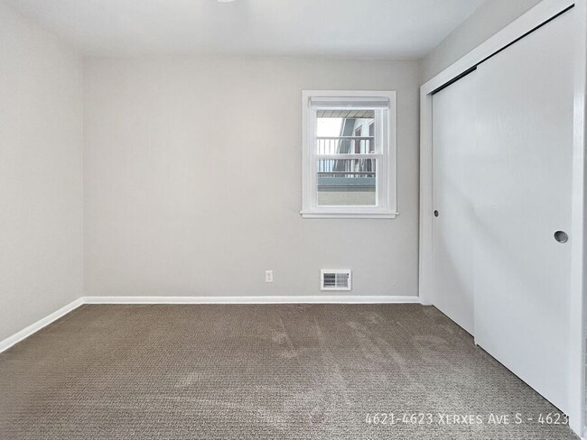 Building Photo - 2br 1ba 1cg ~ Security Deposit Free Altern...