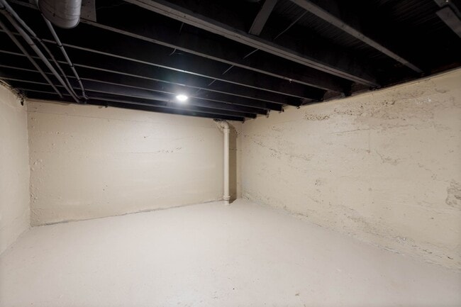 Building Photo - READY FOR MID-OCTOBER! This BEAUTIFUL 1-be...