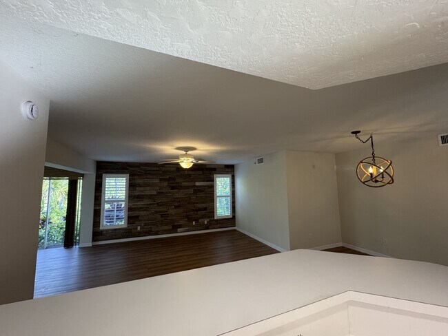 Building Photo - 815 Montrose Dr