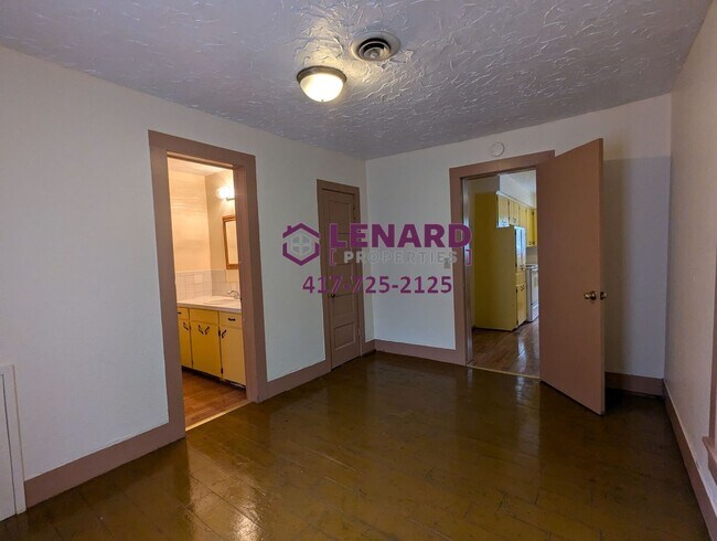 Building Photo - Cozy 2 Bedroom House!