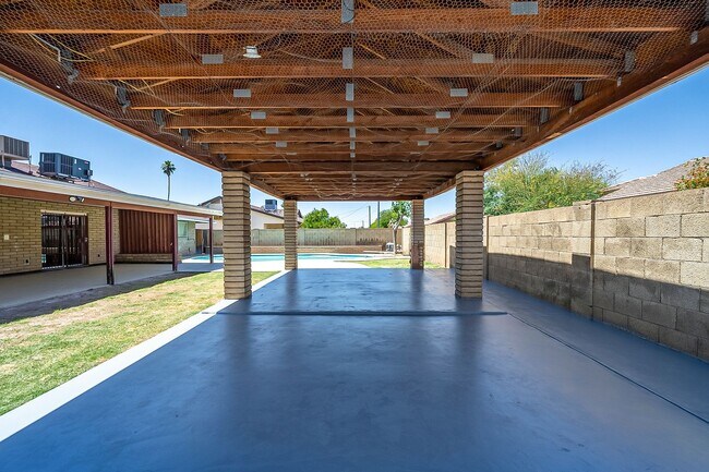 Building Photo - Move in Ready! 3 Bedrooms, 3 Bathrooms & P...