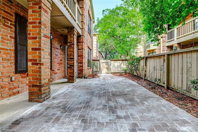 Building Photo - 2255 Braeswood Park Dr