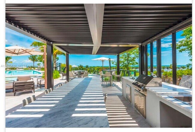 Building Photo - 2831 S Bayshore Dr