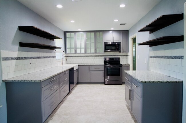 Building Photo - 231 Addax Dr