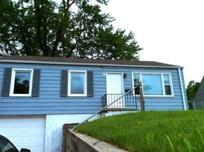 Building Photo - Beautiful Ralston 3 Bedroom Home Across from Park! Garage and fenced yard!