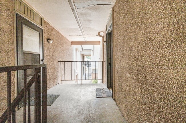 Building Photo - Experience comfortable city living in this...