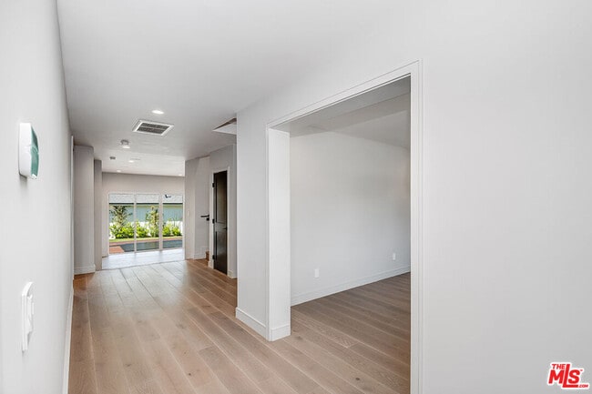 Building Photo - 4963 N Clybourn Ave