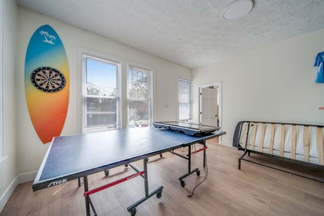 Building Photo - Massive Newly Renovated 11-Bedroom House o...