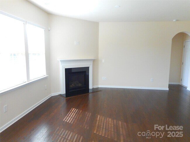 Building Photo - 3038 Oakmere Rd