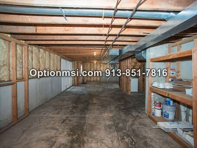 Building Photo - Close to Olathe East Highschool!