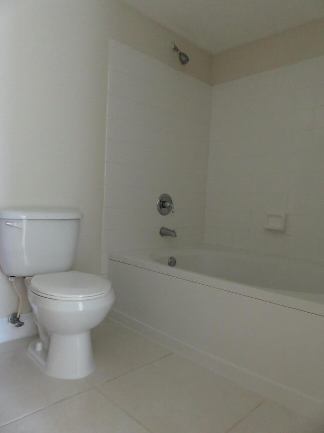 Building Photo - 1103 Villa Cir