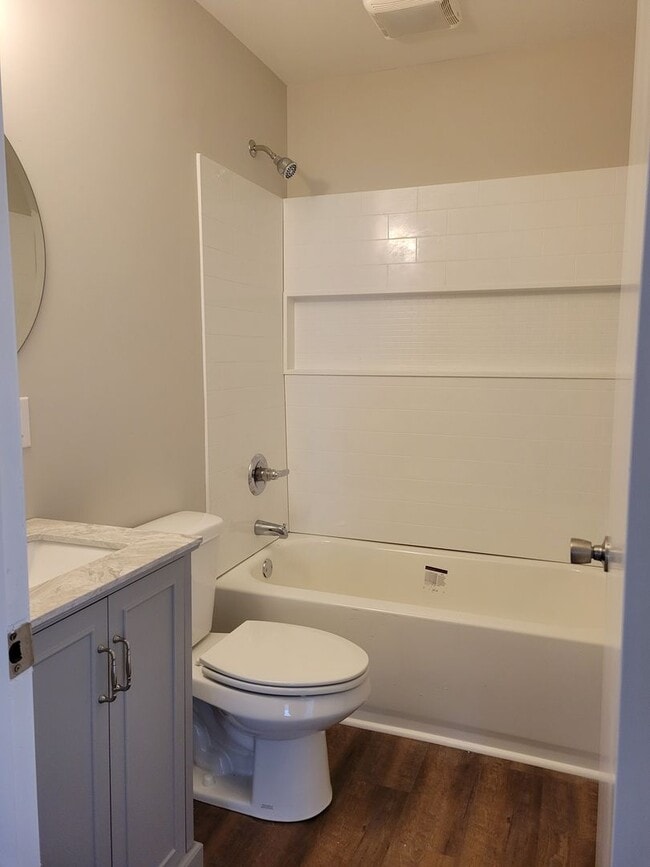 Building Photo - 2 bedroom 1 bath duplex!