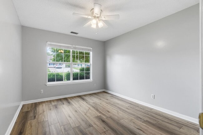 Building Photo - 3 BED | 2 BATH | NEWLY RENOVATED