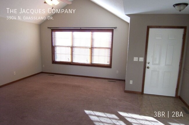 Building Photo - 3904 N Grassland Dr