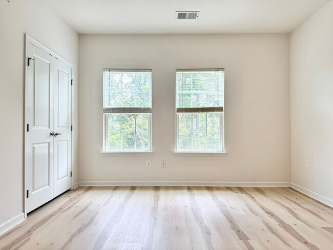 Building Photo - 127 Streamview Dr